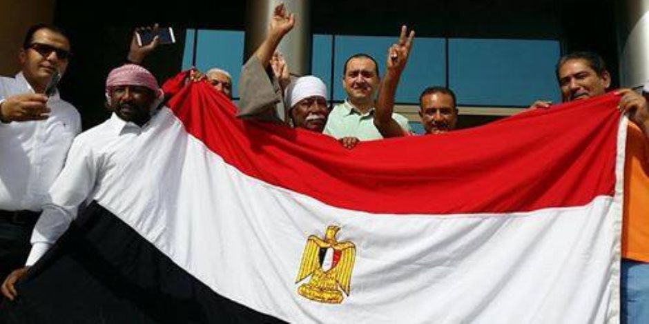 المصريون في قطر يواصلون تحدى «الحمدين» قبل انتهاء التصويت (صور)