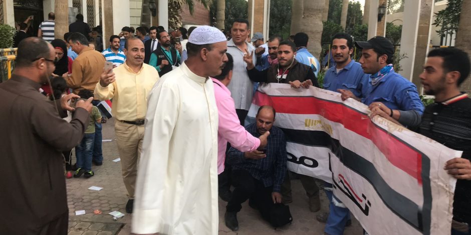 احتشاد المواطنين أمام لجان انتخابات الرئاسة بمصر الجديدة