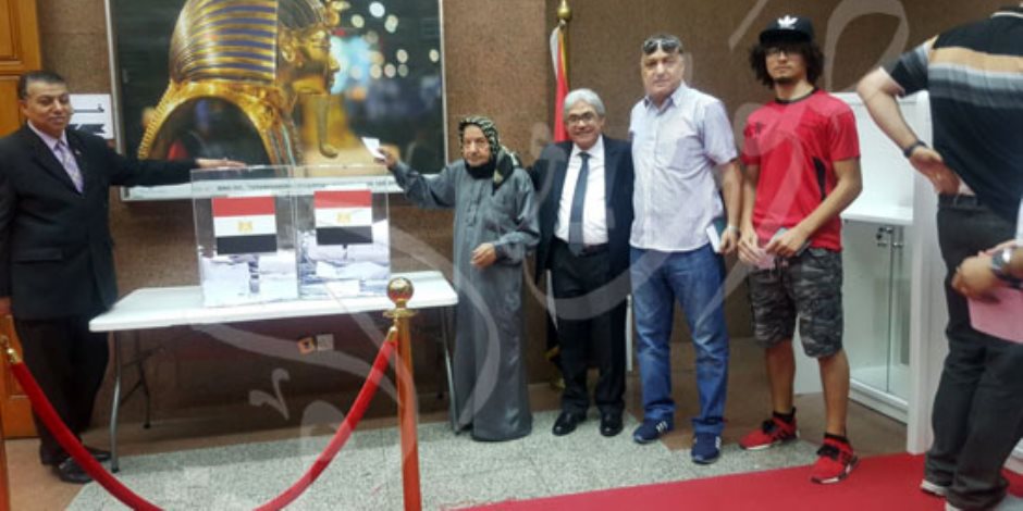 أكبر معمر مصري بالخارج يدلي بصوته في الانتخابات الرئاسية بدبي (صور) 