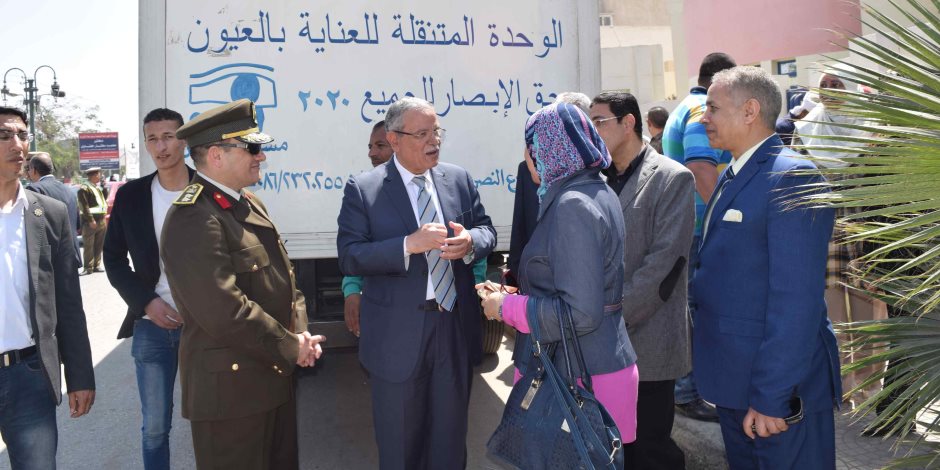 محافظ المنيا يتفقد أعمال "قافلة العيون "بمكتبة مصر العامة