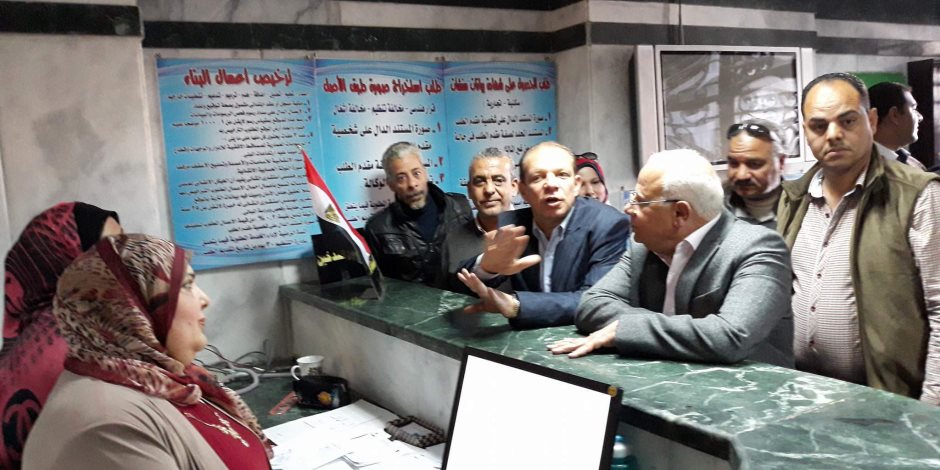محافظ بورسعيد يحث العاملين بحي المناخ المشاركة بالانتخابات الرئاسية