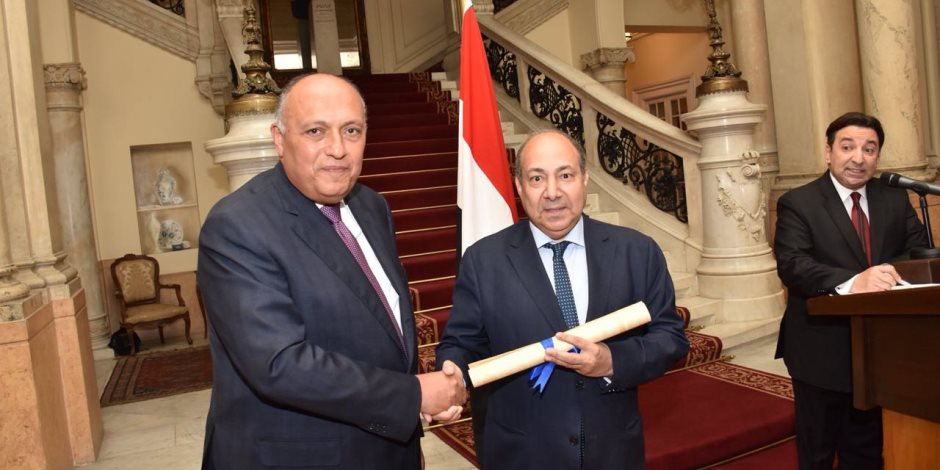 وزير الخارجية يكرم سفير مصر السابق باليمن