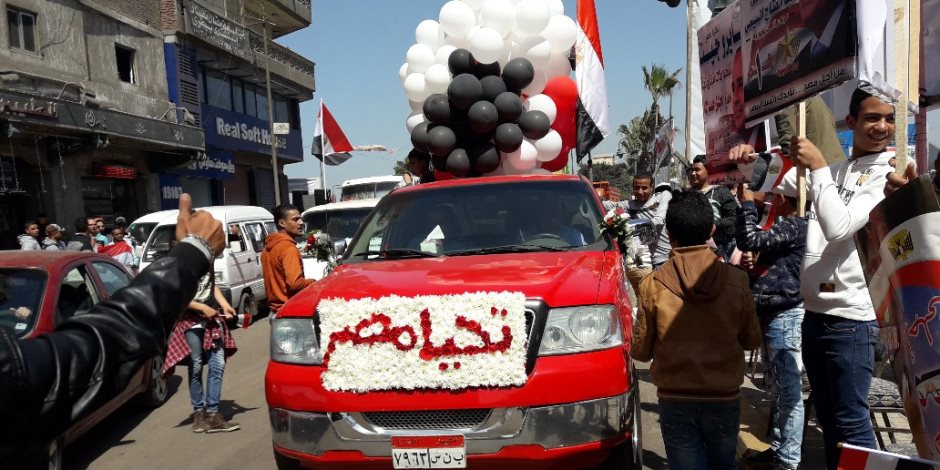 سلسلة بشرية لدعم الرئيس عبد الفتاح السيسي بالعجمي في الإسكندرية (صور)