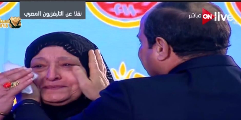 شاهد.. السيسي يمسح دموع والدة شهيد الدقهلية (صور)
