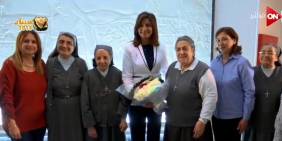 بمناسبة عيد الأم.. وزيرة الهجرة تزور مدرستها وتكرم الناظرة ببرنامج «صباح on» 