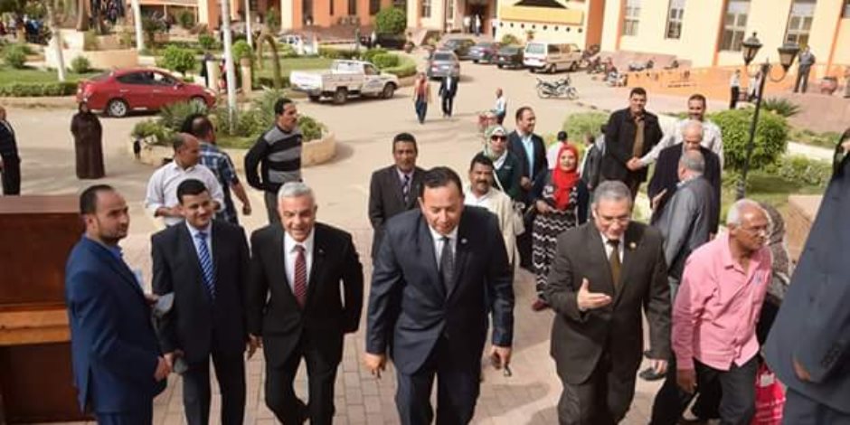 رئيس جامعة المنوفية ونائباه يتفقدان سير انتخابات "صندوق العاملين" 
