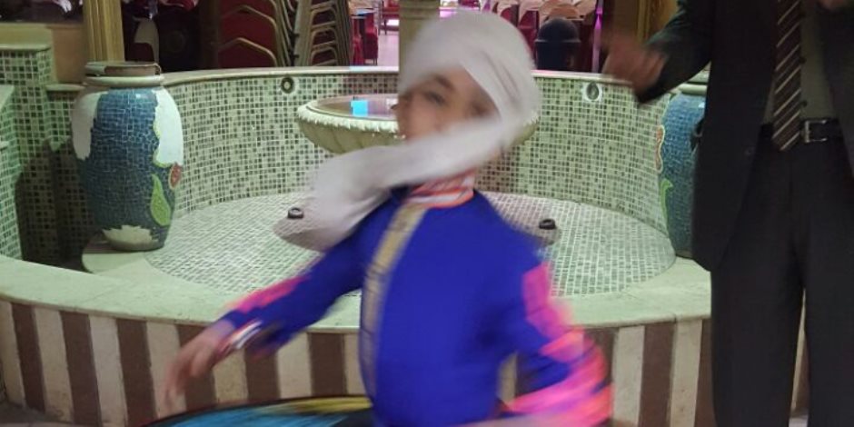 «فراشة التنورة» تبهر الناظرين.. محمد طفل السابعة المبدع في الرقص (فيديو وصور)