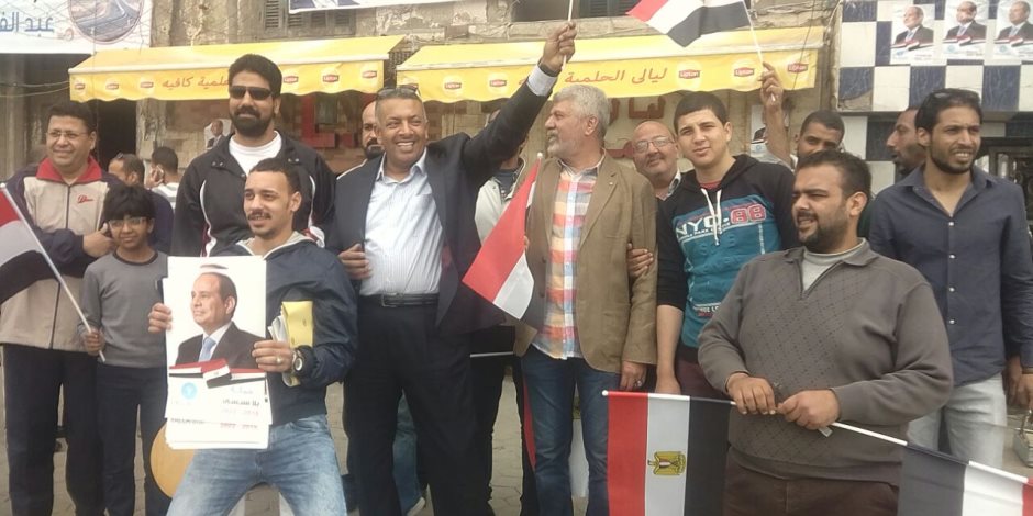 «كلنا معاك من أجل مصر»: أطول سلسة بشرية على كورنيش الإسكندرية لدعم السيسي (صور)