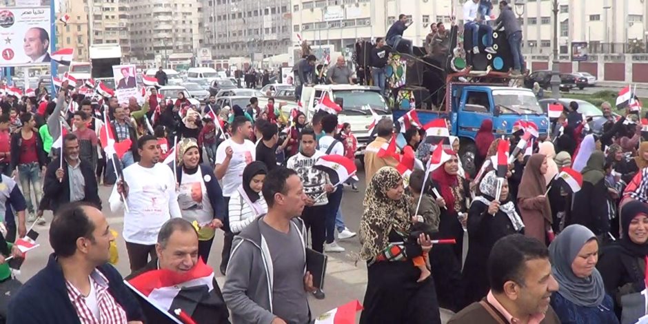 قبل الصمت الانتخابى بساعات.. الإسكندرية تدعم السيسي  بسلاسل بشرية (صور)
