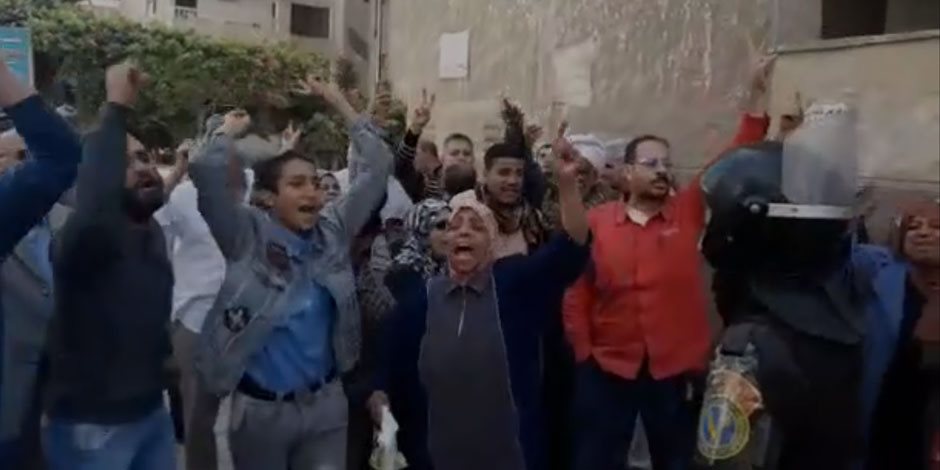 أهالى الإسكندرية من مكان التفجير: هننزل الانتخابات يعني هننزل وتحيا مصر (فيديو)