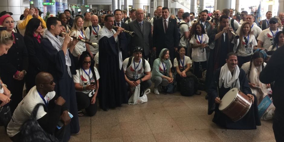 استقبال حافل لوفد الشرطة الأمريكية برفقة أسرهم لتفقد المعالم السياحية بمطار القاهرة