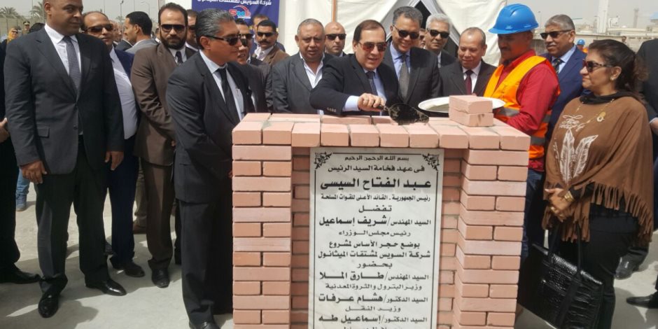 الملا يفتتح مشروعات تنويع الاستثمار بمشتقات الميثانول وتصدير اليوريا والأمونيا الملا يفتتح مشروعات تنويع الاستثمار بمشتقات الميثانول وتصدير اليوريا والأمونيا