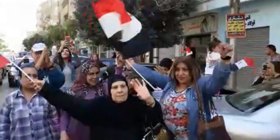 على أنغام حكيم.. فرحة المصريين أمام مدرسة التوفيقية بمصر الجديدة (فيديو)