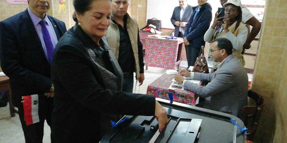 نادية عبده تدلى بصوتها الإنتخابى وتتفقد عدد من اللجان الإنتخابية بدمنهو (صور ) 