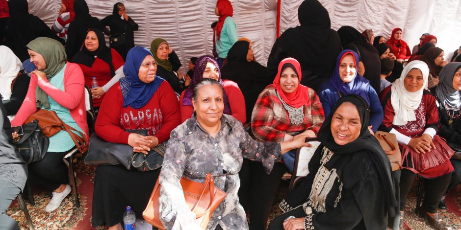 قصف جبهة الإخوان.. احتشاد سيدات بمسقط رأس المعزول للإدلاء بأصواتهن (صور)