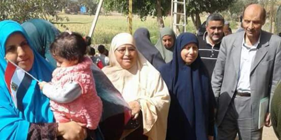 طوابير السيدات تكتسح مدارس السنطة في أول أيام الانتخابات الرئاسية.. (صور)