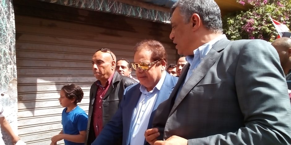 أبو العينين يشارك في الانتخابات بمدرسة صلاح سالم (فيديو وصور)
