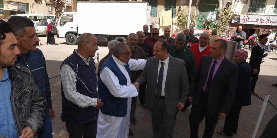 محافظ الإسكندرية يتفقد سير العملية الانتخابية بحي الجمرك (صور)