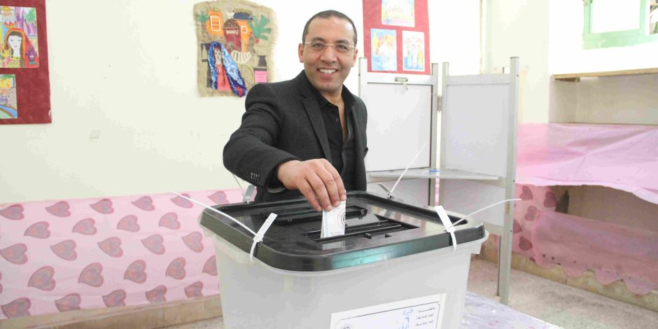 خالد صلاح يدلي بصوته بالانتخابات الرئاسية في مدرسة الأورمان الثانوية بالدقي