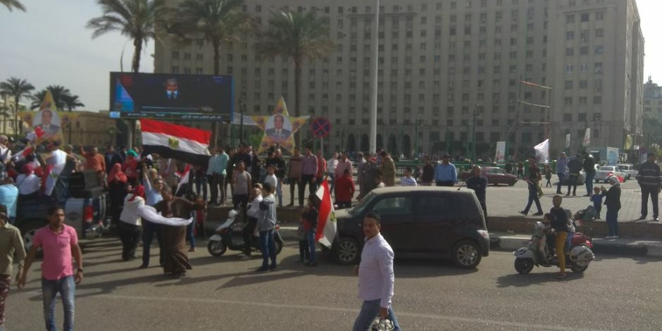 سيارات مكشوفة تجوب ميدان التحرير وتجمعات للمواطنين احتفالا بالانتخابات الرئاسية