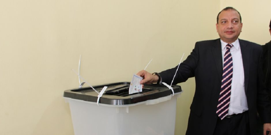 رئيس جامعة بنى سويف يصوت فى الانتخابات.. والطلاب ينظمون حملات للمشاركة