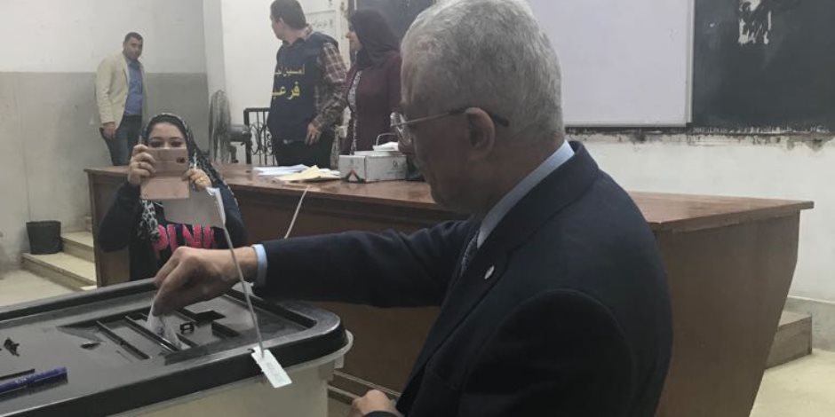 وزير التعليم يدلي بصوته في الانتخابات الرئاسية بالدقي (صور)