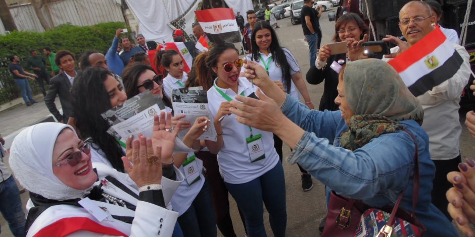مسيرات بشوارع القاهرة لدعوة المواطنين إلى المشاركة في الاستفتاء