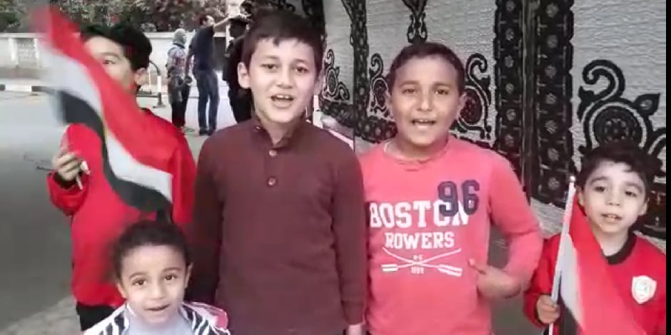 الأطفال يتراقصون على أغنية تسلم الأيادي في الدقي (فيديو)