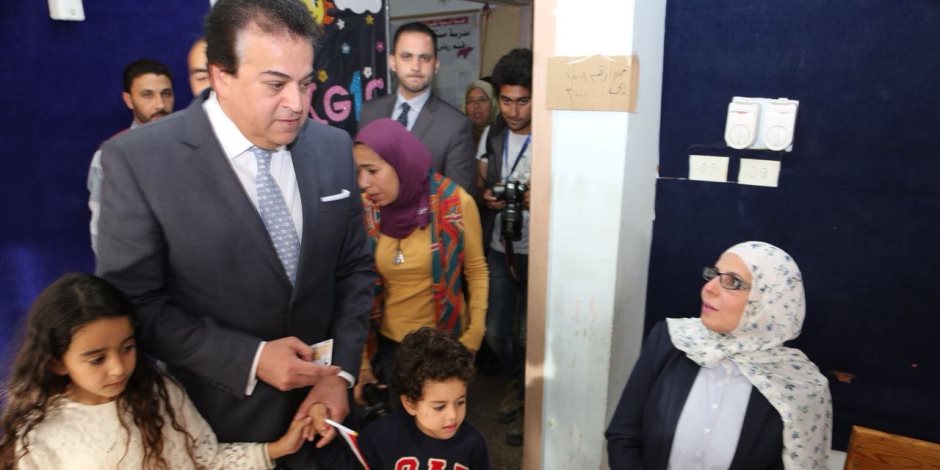 وزير التعليم العالي يدلى بصوته فى الانتخابات الرئاسية بصحبة أحفاده بالتجمع الأول (صور)