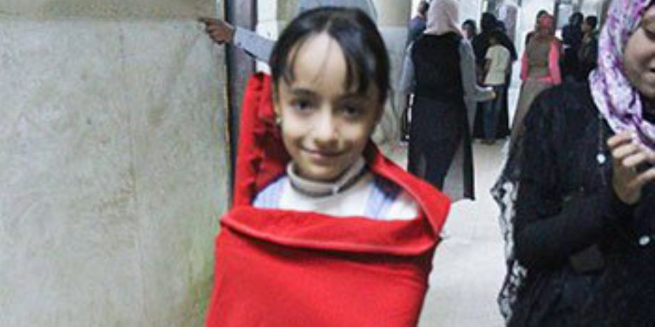 طفلة تتشح بعلم مصر أمام اللجنة الانتخابية بالعياط