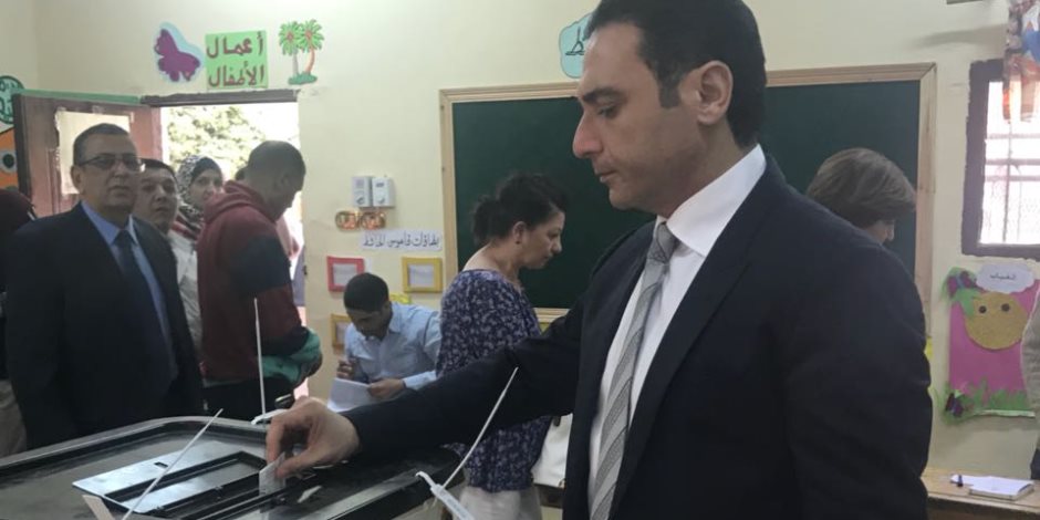 رئيس المصرية للاتصالات يدلي بصوته فى الانتخابات الرئاسية بلجنة طلعت حرب  بالعجوزة