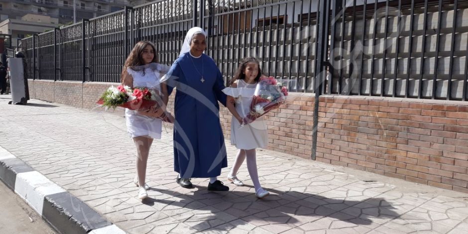 مديرة مدرسة راهبات بمصر الجديدة تصطحب البنات لتقديم الورود للسيسي (صور وفيديو)