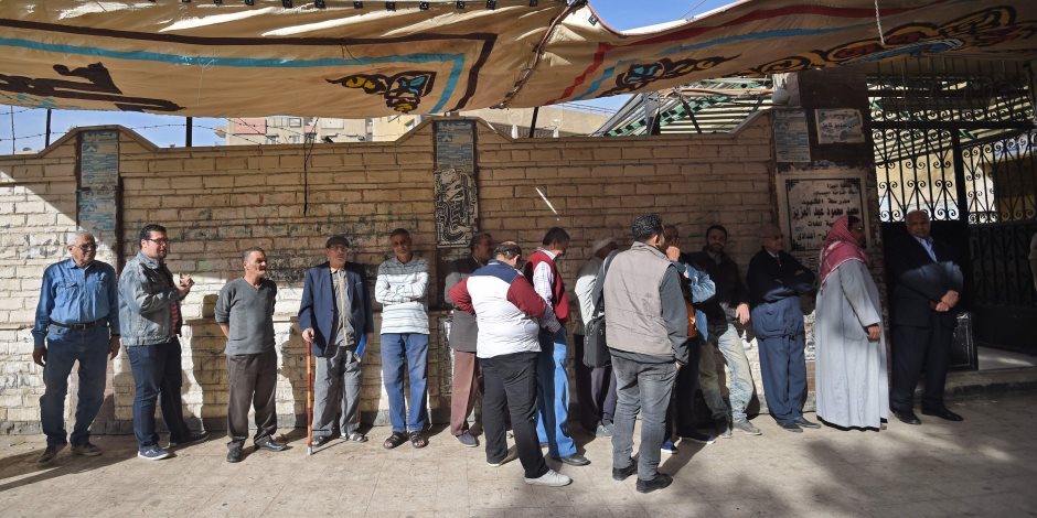 ارتفاع الإقبال أمام اللجان الانتخابية فى المعادى (صور)