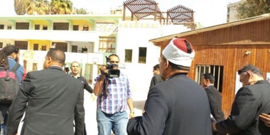  وزير الأوقاف يصل إلى مدرسة الشهيد محمد جمال بمنيل الروضة ليدلي بصوته في انتخابات الرئاسة (صور)