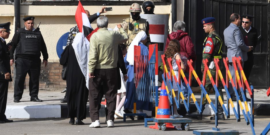الأطفال يرتدون أعلام مصر فى انتخابات الرئاسة بمنطقة العباسية 