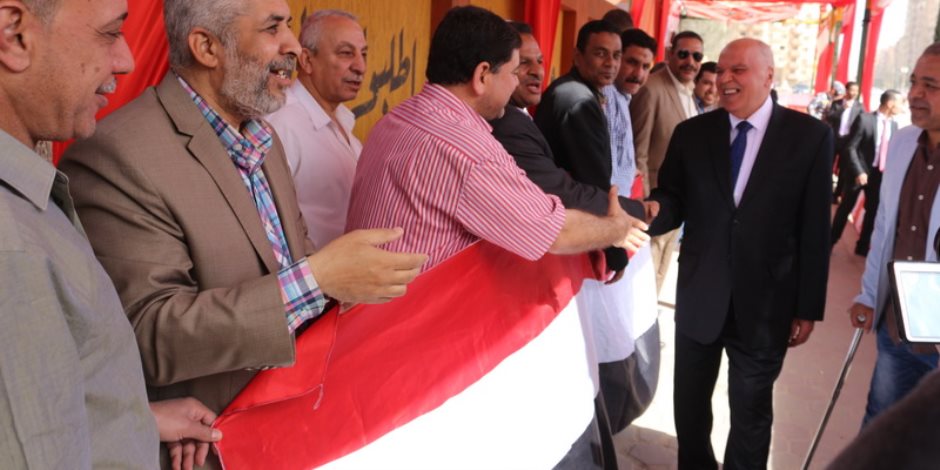 إقبال الناخبين بأعلام مصر للإدلاء بأصواتهم في الدوبارة والاتحاد القومي (صور)