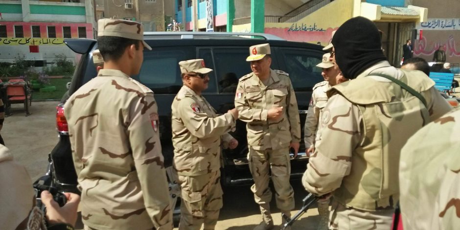 مدير سلاح الإشارة بالقوات المسلحة يتفقد اللجان الانتخابية بمدينة نصر