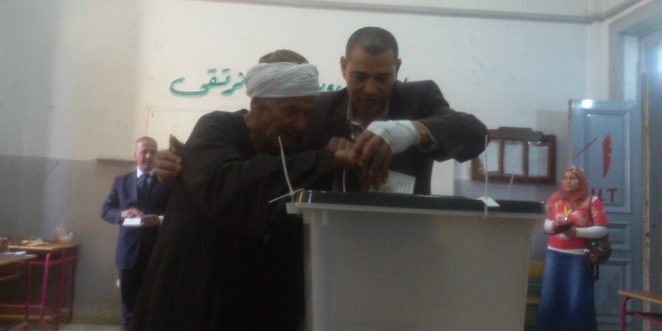 بالزغاريد وهتافات «السيسي رئيسي» حشد انتخابي بالجيزة أمام اللجان 