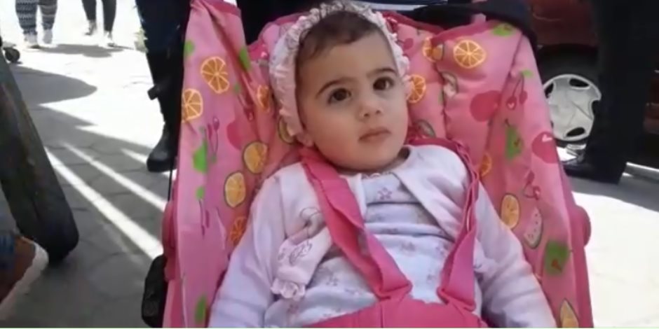 أصغر طفلة في الانتخابات الرئاسية بمصر الجديدة (فيديو)