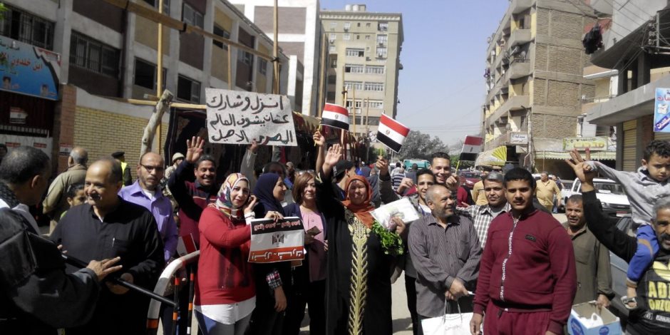  أمن الغربية يوزع مياه وأعلام مصر وشيكولاته على الناخبين أمام اللجان (فيديو)