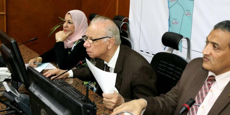 محافظ القاهرة يتابع سير الانتخابات الرئاسية من غرفة عمليات المحافظة (صور)