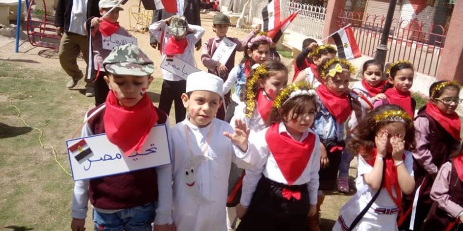 أطفال حضانة يرفعون أعلام مصر  أمام لجان انتخابات الرئاسة بمشتول السوق (صور)