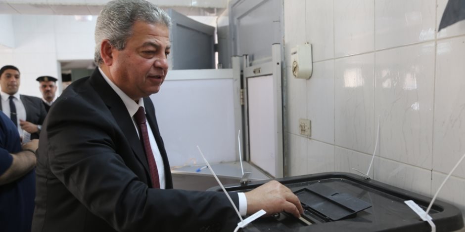 وزير الشباب والرياضة يدلي بصوته في الانتخابات الرئاسية (صور)