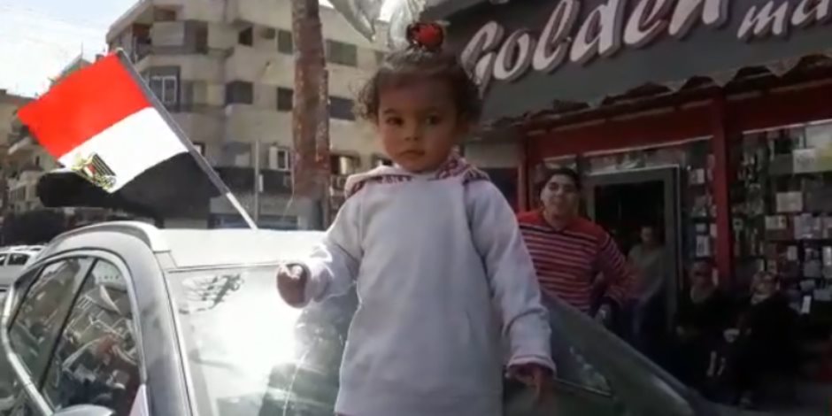 فرحة الأطفال في أول أيام الانتخابات بمصر الجديدة (فيديو)