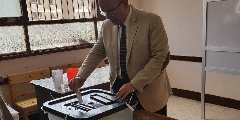 محافظ المنيا يدلي بصوته في الانتخابات الرئاسية (صور)