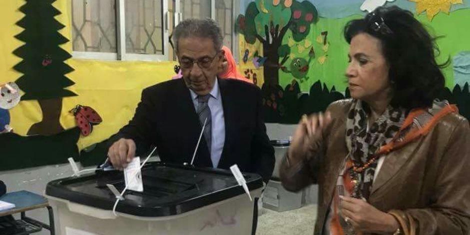 عمرو موسى وزوجته يدليان بصوتهما في انتخابات الرئاسة