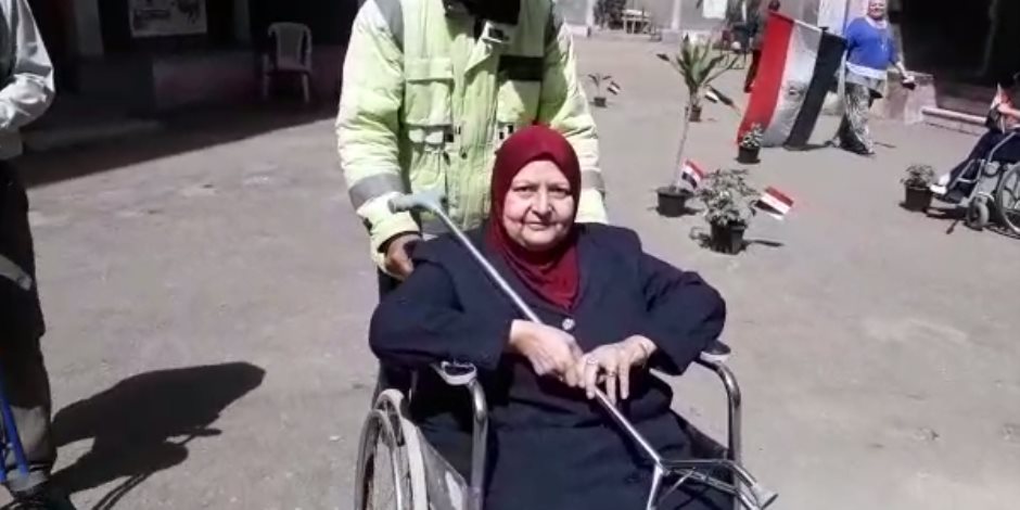 مسنة تدلي بصوتها على كرسي متحرك في مصر الجديدة (فيديو) 