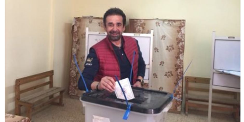 خليك ايجابي انزل وشارك .. الفنان كريم عبد العزيز يدلى بصوته في الانتخابات الرئاسية  (صور)