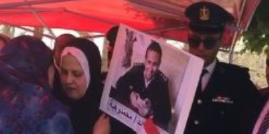 أمهات شهداء الشرطة يحملن صورهم داخل لجان الانتخابات الرئاسية