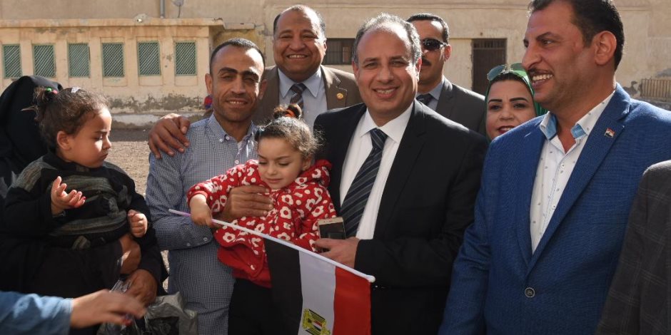 محافظ الإسكندرية يحث المواطنين على المشاركة الانتخابية من قرية أبيس (صور)